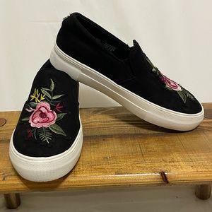 Steve Madden Garcie Embroidered Black with/Rose design Slip On/Loafer Size 6.5M
